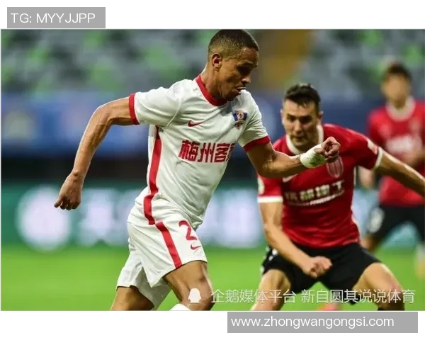 梅西在绿茵场上的精彩表现引领球队奋勇争胜的激动时刻